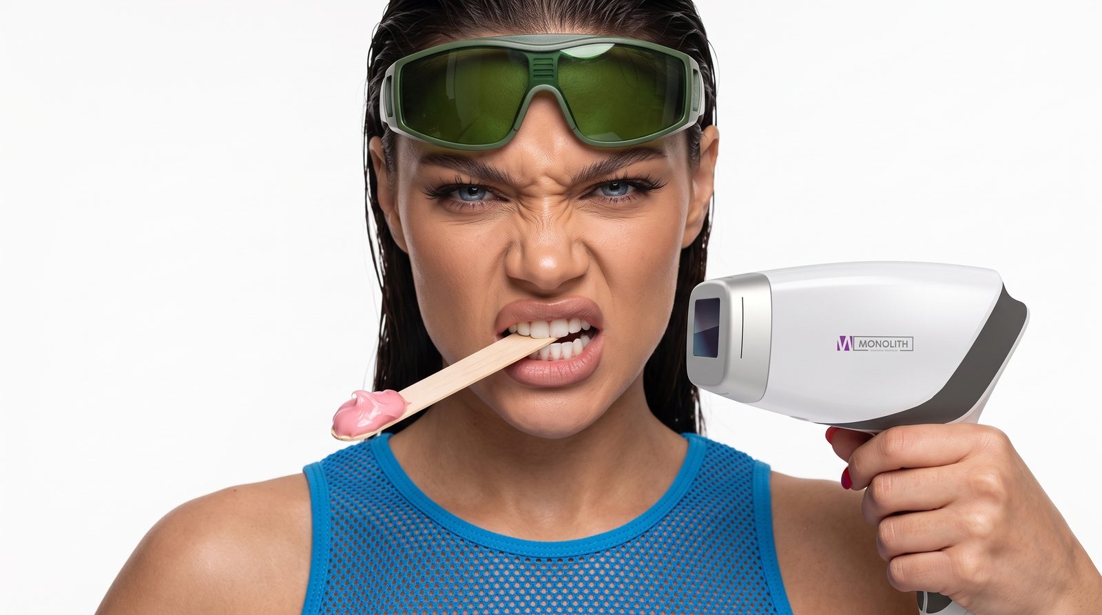 Comparativa depilación láser vs cera: mujer con gafas de protección, cabezal de diodo y paleta de cera